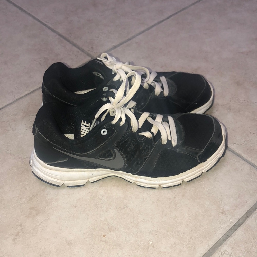 NIKE SNEAKERS SIZE 9